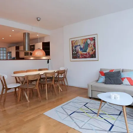 Bright, High-end 3 Bedroom Apt - Prime Location 公寓 *
