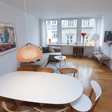 Bright, High-end 3 Bedroom Apt - Prime Location *