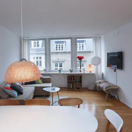 Bright, High-end 3 Bedroom Apt - Prime Location